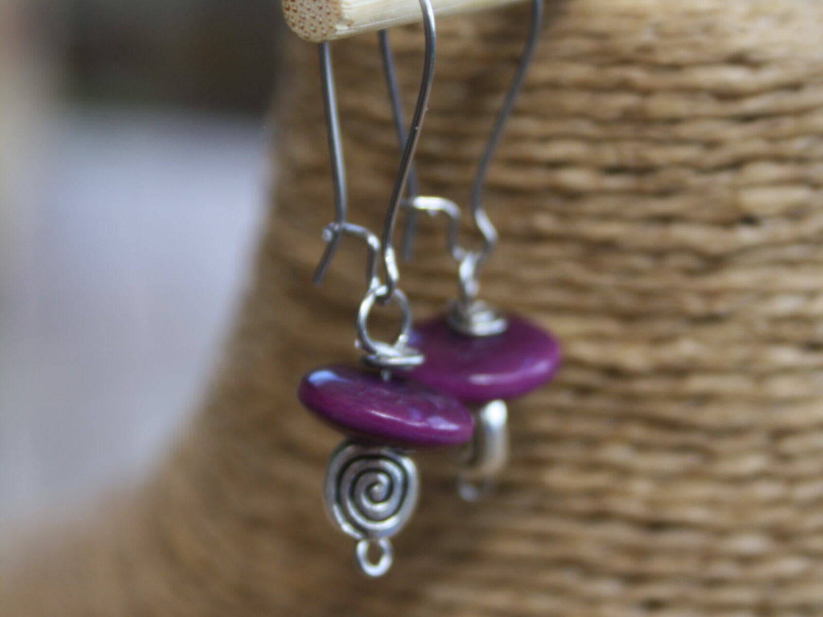 Boucle d'oreille Chicas, en ivoire végétal, modèle violet