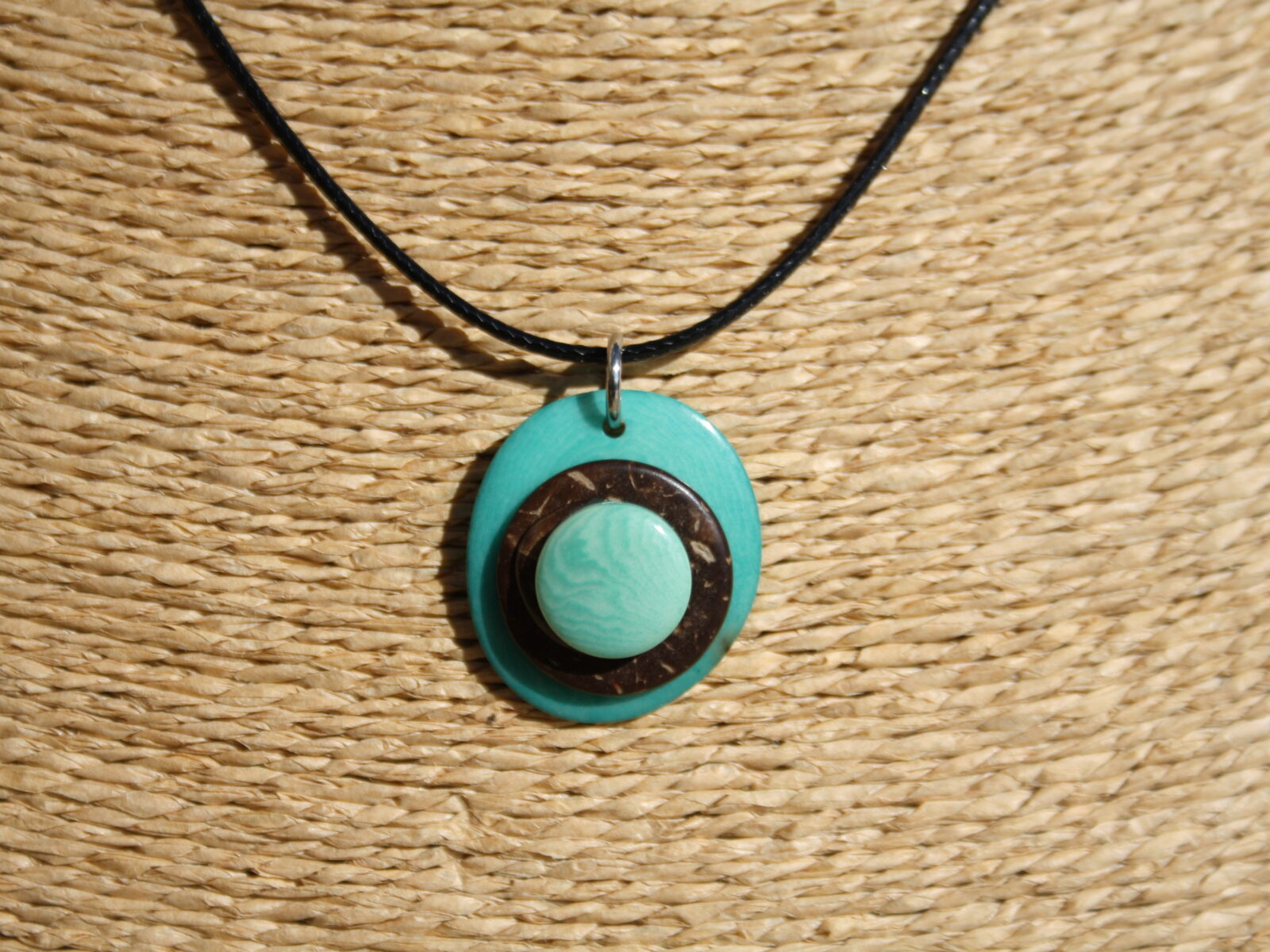 Pendentif chips d'ivoire végétal, anneaux coco et pastille, modèle turquoise