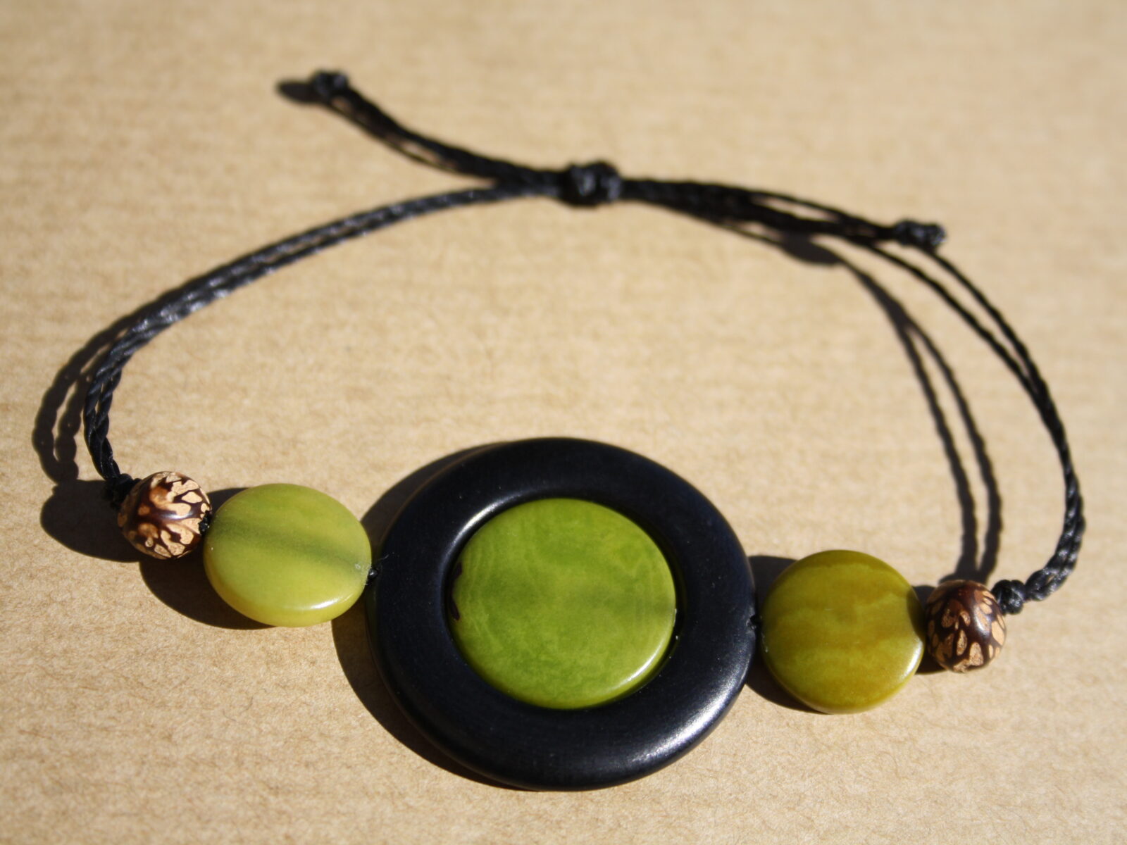 Bracelet anneau ivoire végétal et graine murici, modèle vert anis
