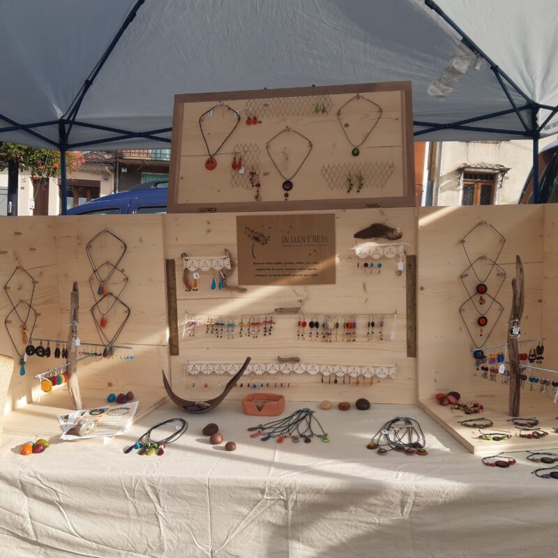 Stand de bijoux au marché de Monestier-de-Clermont